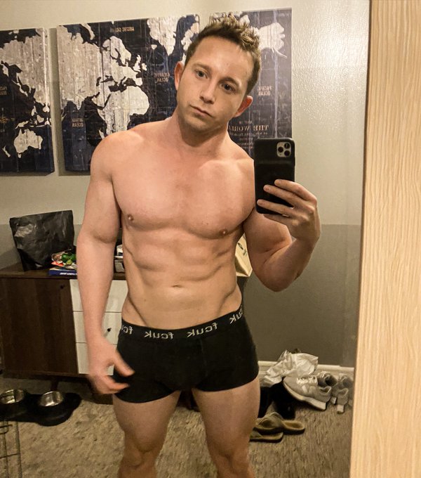 First 2022 smut selfie. Making progress https://t.co/nsqAdjJ46x