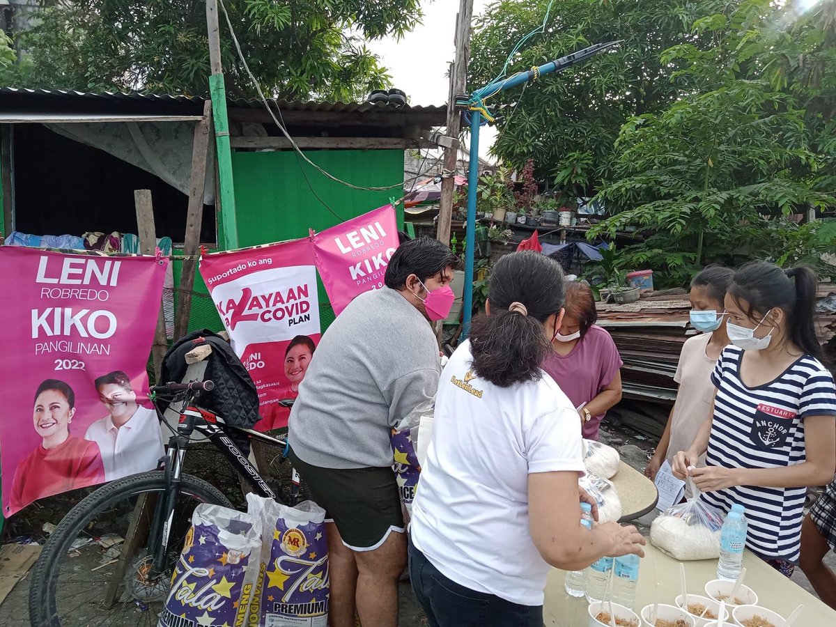 TLRPque's tweet photo. Unang sabak sa bagong taon - ang pagbalik sa mga nasunugan sa Bgy San Isidro sa kanilang evacuation site. Kamustahan, panhandog ng kaunting tulong at pa meryenda.
#HelpLikeLeni https://t.co/XLNHCoDEYO