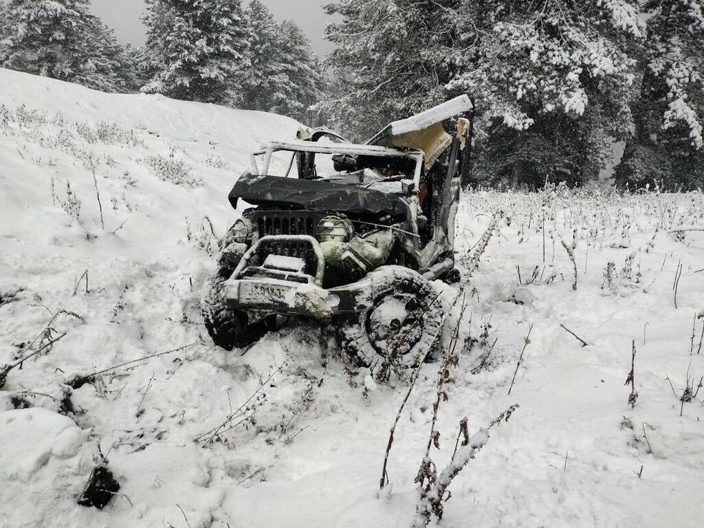 kashmiroffroad's tweet photo. Fresh snow is extremely slippery⚠️ Kindly be careful. These photos are from last month.
#kashmiroffroad #snowdriving #drivecarefully #drivinginsnow https://t.co/ukLZld4eVc https://t.co/vCr67tvtYM