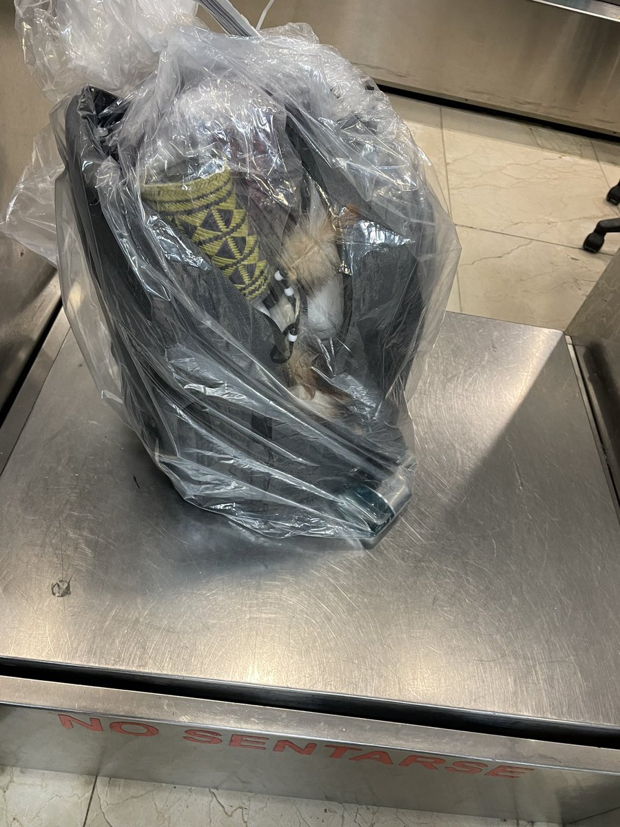 PepMedina's tweet photo. Me siento decepcionado porque me he enfrentado a problema tras problema. De verdad no recomiendo para nada a @Aeromexico @AM_Escucha. Después de cancelarme una reservación de un vuelo redondo con check in realizado. Me dañan y desaparecieron pertenencias.
Espero tomen cartas! https://t.co/CnP9sgFyHV