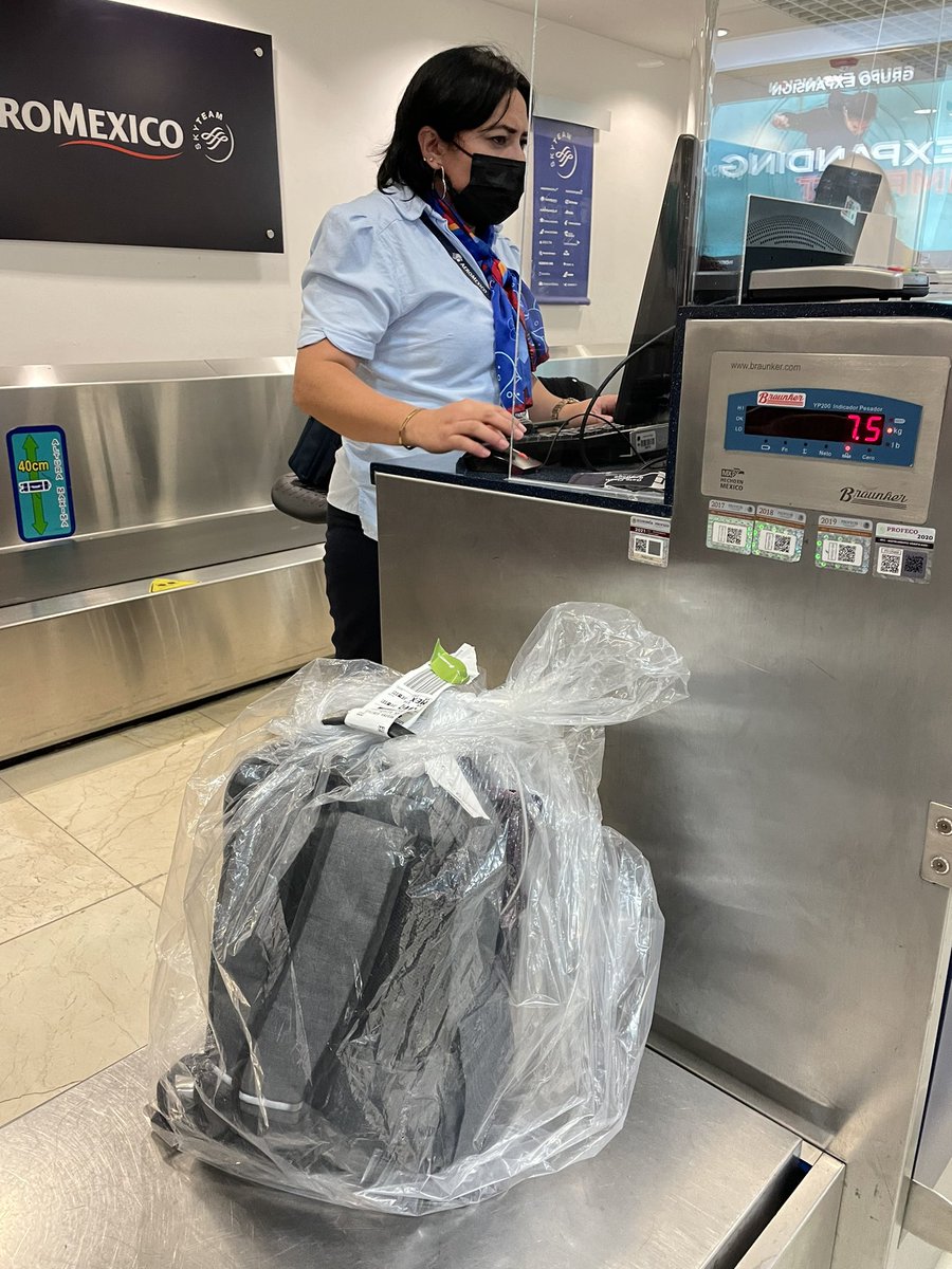 PepMedina's tweet photo. Me siento decepcionado porque me he enfrentado a problema tras problema. De verdad no recomiendo para nada a @Aeromexico @AM_Escucha. Después de cancelarme una reservación de un vuelo redondo con check in realizado. Me dañan y desaparecieron pertenencias.
Espero tomen cartas! https://t.co/CnP9sgFyHV