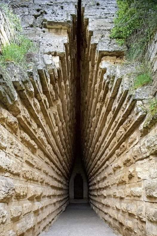 The Royal Kurgan is a mound dating back to the 4th century BC. J. - C. located in Kerch in eastern Crimea, at the ancient time Panticapée, Greek city of Tauride.

ancient-origins.net