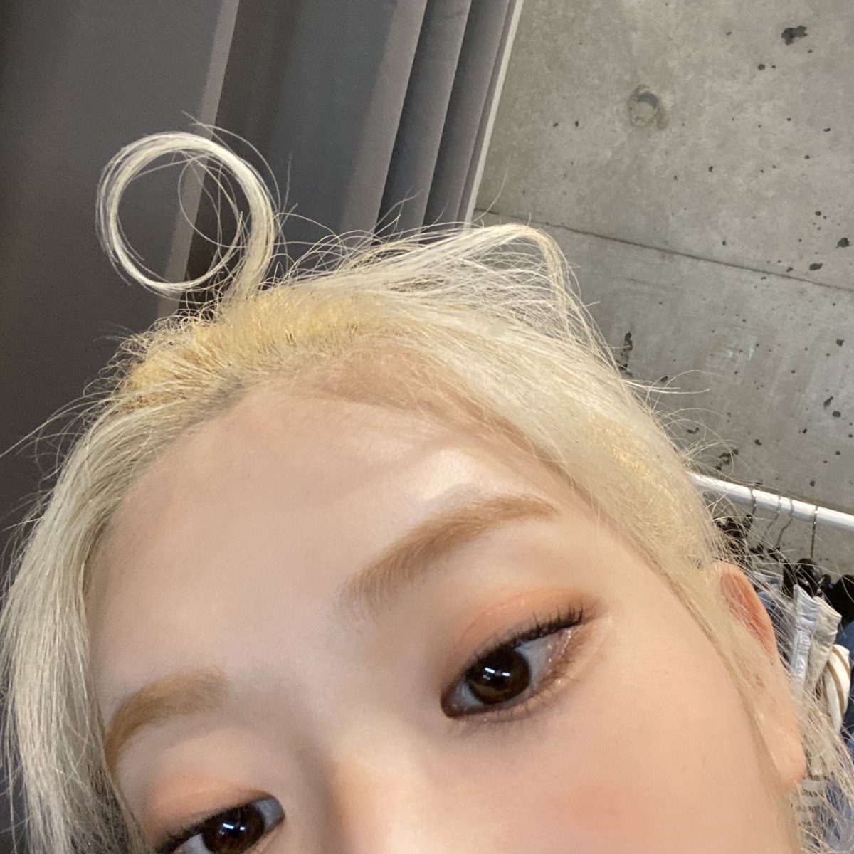 keimlip's tweet photo. Six photographs may not be enough for some of you to pique your interest. I'll show you some more blonde Lippie photos here. I took these images on a number of times, primarily in my spare time while working on a project. I even included my selfie together with Yves unnie! 🦢 https://t.co/7hZZzNxvXU