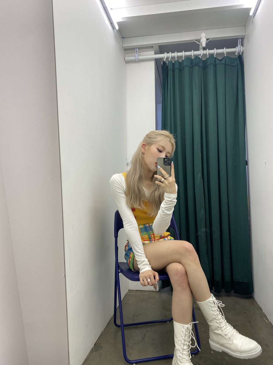 keimlip's tweet photo. Six photographs may not be enough for some of you to pique your interest. I'll show you some more blonde Lippie photos here. I took these images on a number of times, primarily in my spare time while working on a project. I even included my selfie together with Yves unnie! 🦢 https://t.co/7hZZzNxvXU