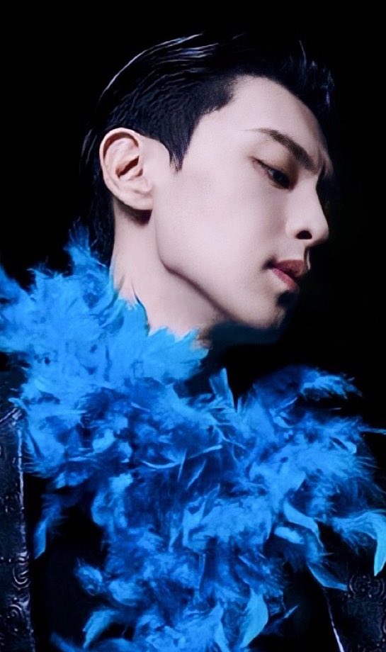 suhgasit3e's tweet photo. His profile is a piece of art, so insanely beautiful! #DengLun #邓伦 #GQMag https://t.co/isbPqkMphS