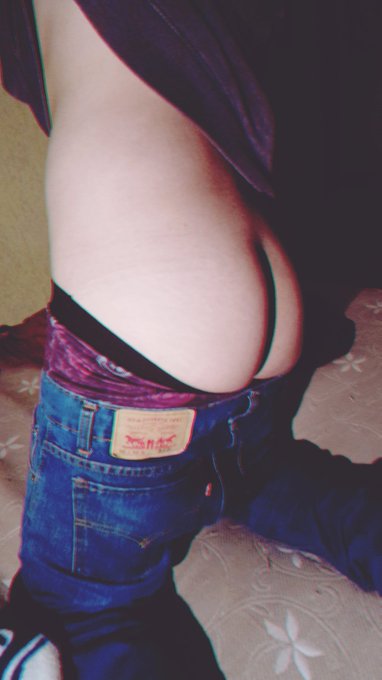 1 pic. En la ma?ana me resbalé y me caí de nalgas y duelen un chingo. ?Me las sobas? uwu

#gay #gayass