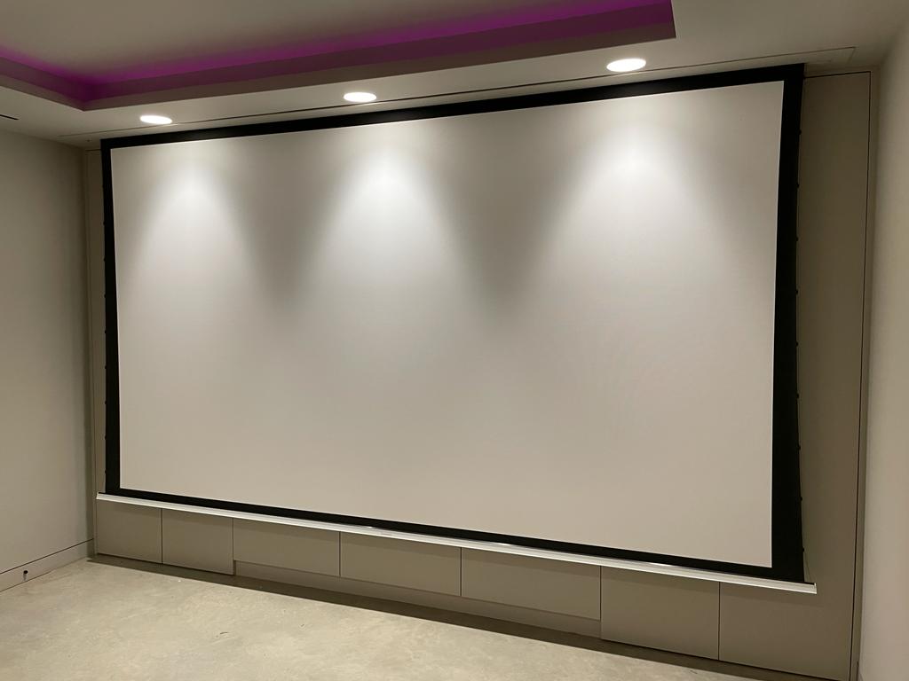 What’s behind this #projector screen? 

These #Triad Bronze LCR #speakers are positioned behind this 160” Grandview acoustically transparent projector screen positioning them in the optimum listening position.

Browse more of our projects: https://t.co/FEnME2aITn

#homeautomation https://t.co/ETnMK2mwZT