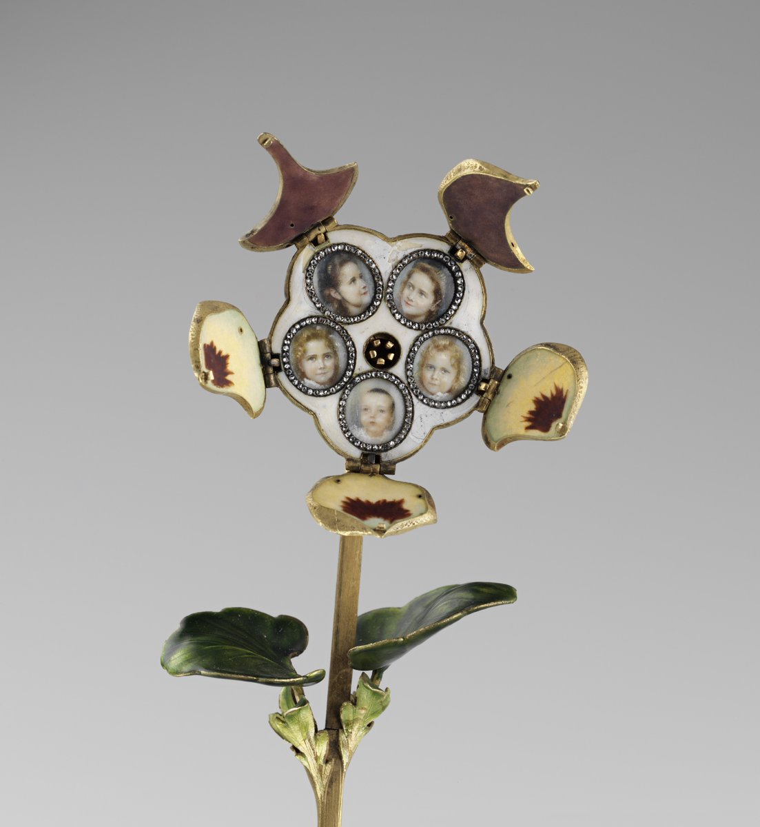 The pansy was given by Nicholas II to Empress Feodorovna for their 10th wedding anniversary in 1904. The petals unfold to reveal portrait miniatures encircled with diamonds of their five children. 

Book for #FabergéInLondon - fal.cn/3l2O3

The Moscow Kremlin Museums