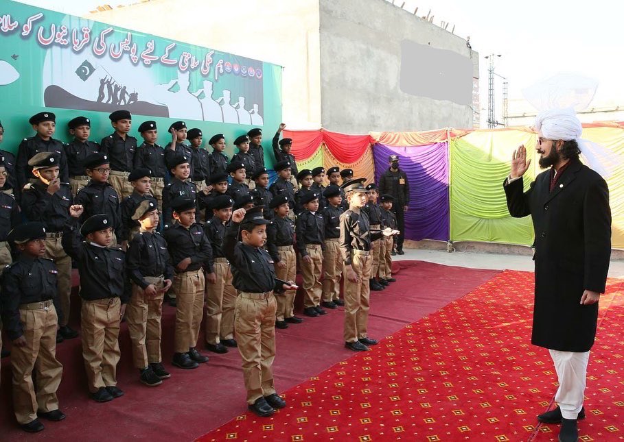 - سلطان باھو گرائمر سکول کے بچوں کا ملکی سلامتی اور امن کیلئے قربانی دینے والے پولیس کے شہدا اور غازیوں کو سلام 🇵🇰