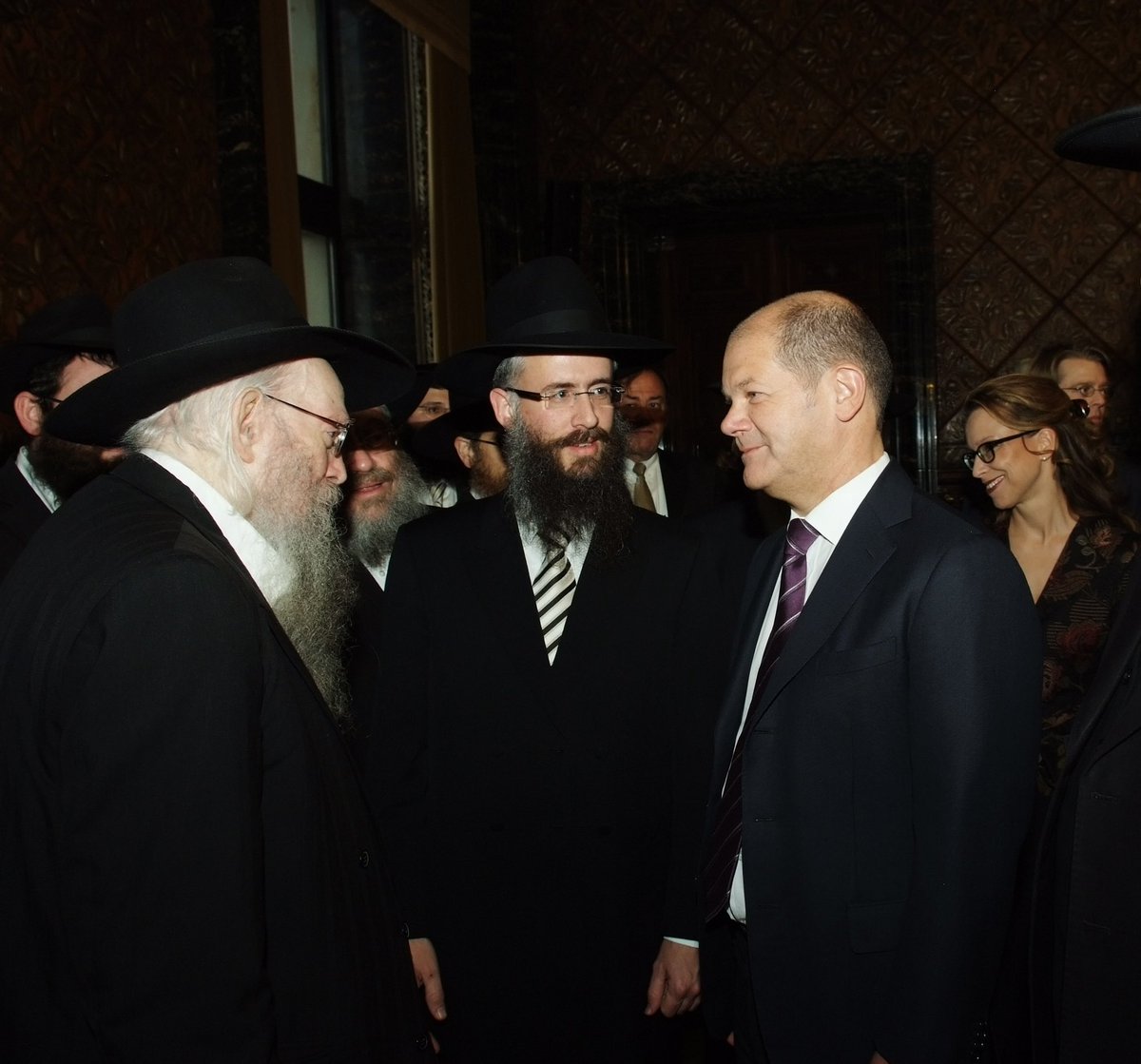 RabbinerB's tweet photo. Januar 2012. Mein Großvater, der gebürtiger Hamburger Leibel Bistritzky sel. A., mit dem  Bundeskanzler (damals Hamburger Bürgermeister) @OlafScholz bei meiner Ernennung zum Landesrabbiner im Hamburger Rathaus. @carola_veit #10JahreLandesrabbiner https://t.co/IlcLXcULpM