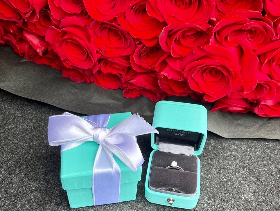 86Masashi's tweet photo. クリスマスにプロポーズしました🌹💍 https://t.co/h21n8youaW