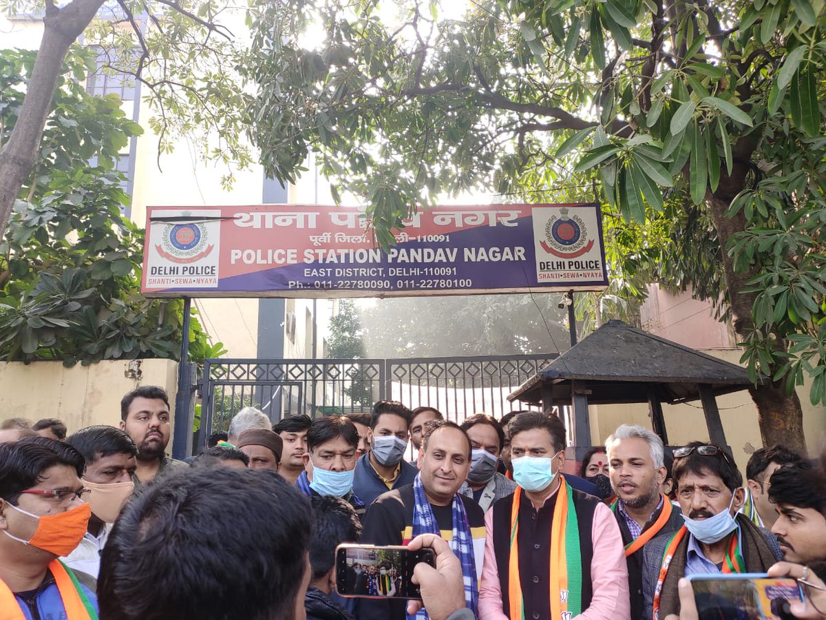bjp4mayurvihr's tweet photo. स्वहित और समाजहित के लिए आज दिल्ली की जनता को सड़कों पर आने को मजबूर करने वाले #केजरीवाल को जनता माफ नहीं करेगी।

#SharabNitiParChakkaJam
@rohitTeamBJP @Punitspeaks
@Shehzad_Ind @adeshguptabjp 
@AnilRawatbjym @pankajtiwarybjp https://t.co/wklTG5Izri