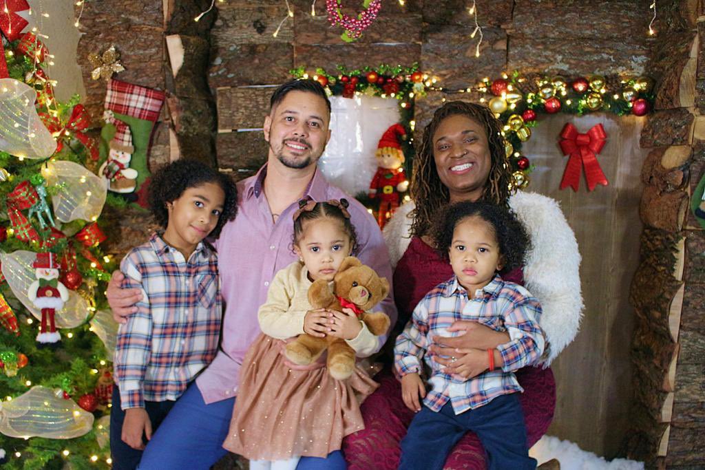 2nFrowMilaPablo's tweet photo. Feliz Navidad and a Very Happy New Year from The Gomez Family!
May your season be filled with love, health and the fullness that family brings.
With much love. https://t.co/Kdv21cEWCd