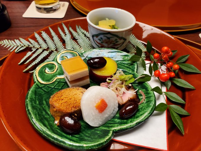 1日2日は実家いったり親族と会ったりという家族イベントをこなしてきたので今日くらいからぼちぼち絵を描いたりし始めます 写真は昨日頂いた懐石料理 