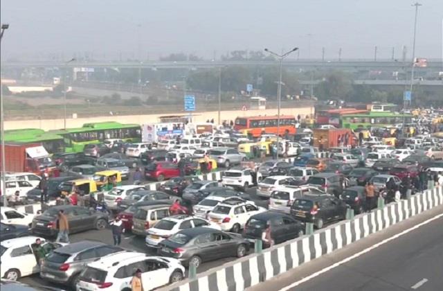 punjabkesari's tweet image. केजरीवाल सरकार की नई आबकारी नीति के खिलाफ BJP का 'चक्का जाम', NH-24 पर भारी ट्रैफिक
punjabkesari.in/national/news/…
#DelhiGovernment #NewExcisePolicy #BJP #AkshardhamTemple #TrafficJam #PresidentAdeshGupta  #punjabkesari