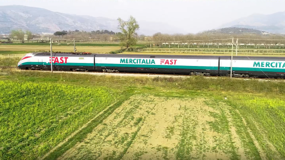 SaveATrain's tweet photo. New type of rail travel - https://t.co/NJeUtcOKHi #trains #italy #mercitalia #italia #treno #treni #fastfastfast #fastspeed #highspeed #air #governmentaid https://t.co/Jb37zMMSsi