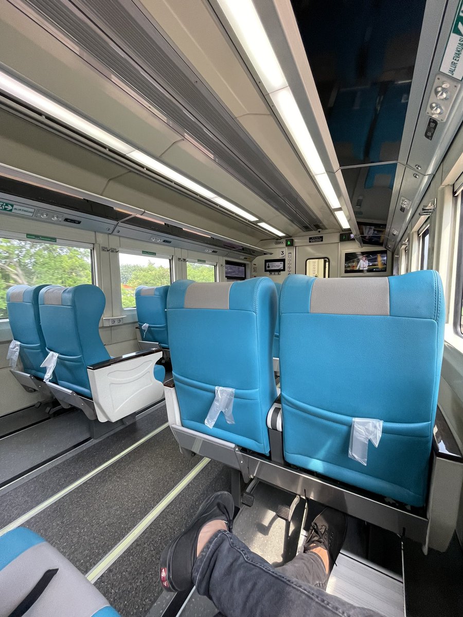 kharismacb's tweet photo. dah lama ga naik kereta 🥺 https://t.co/F0JwzkK6SY