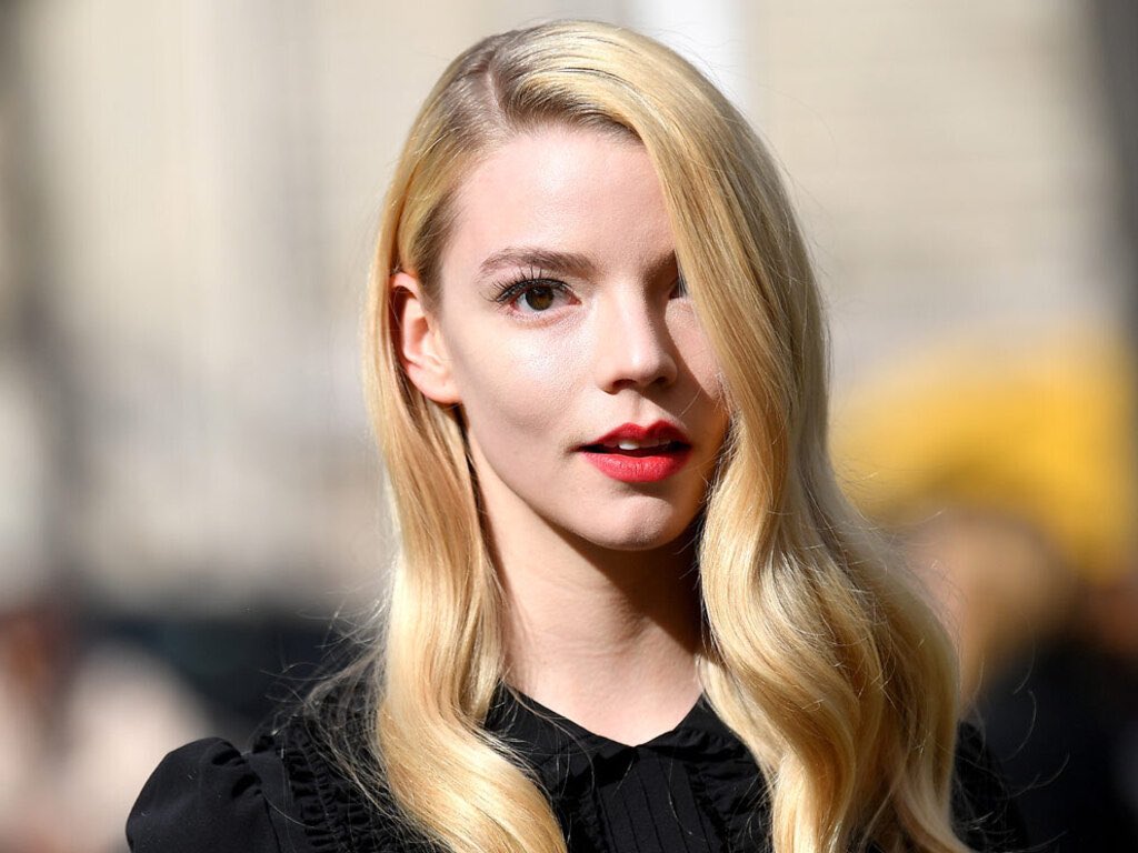 Hoy me enteré q Anya Taylor-Joy, la genial actriz estadounidense-británica, q interpretó series increíbles como Peaky Blinders o Gambito de Dama, películas como Split o Glass, vivió 6 años de su infancia en la Argentina, su primer idioma es el nuestro, y era fanática de Gaturro❤️