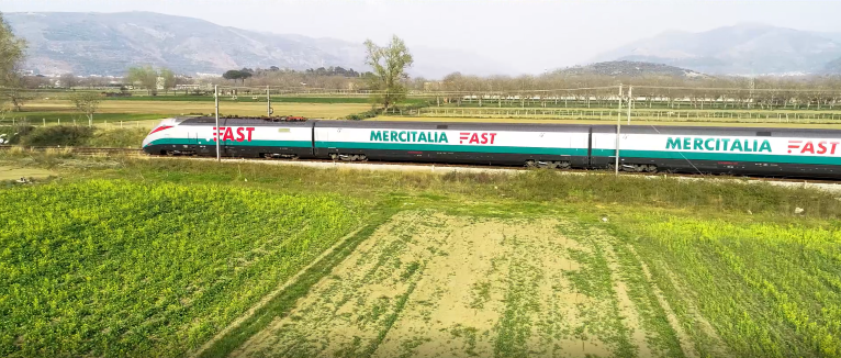 SaveATrain's tweet photo. New type of rail travel - https://t.co/NJeUtcOKHi #trains #italy #mercitalia #italia #treno #treni #fastfastfast #fastspeed #highspeed #air #governmentaid https://t.co/kO0KFmWMEt