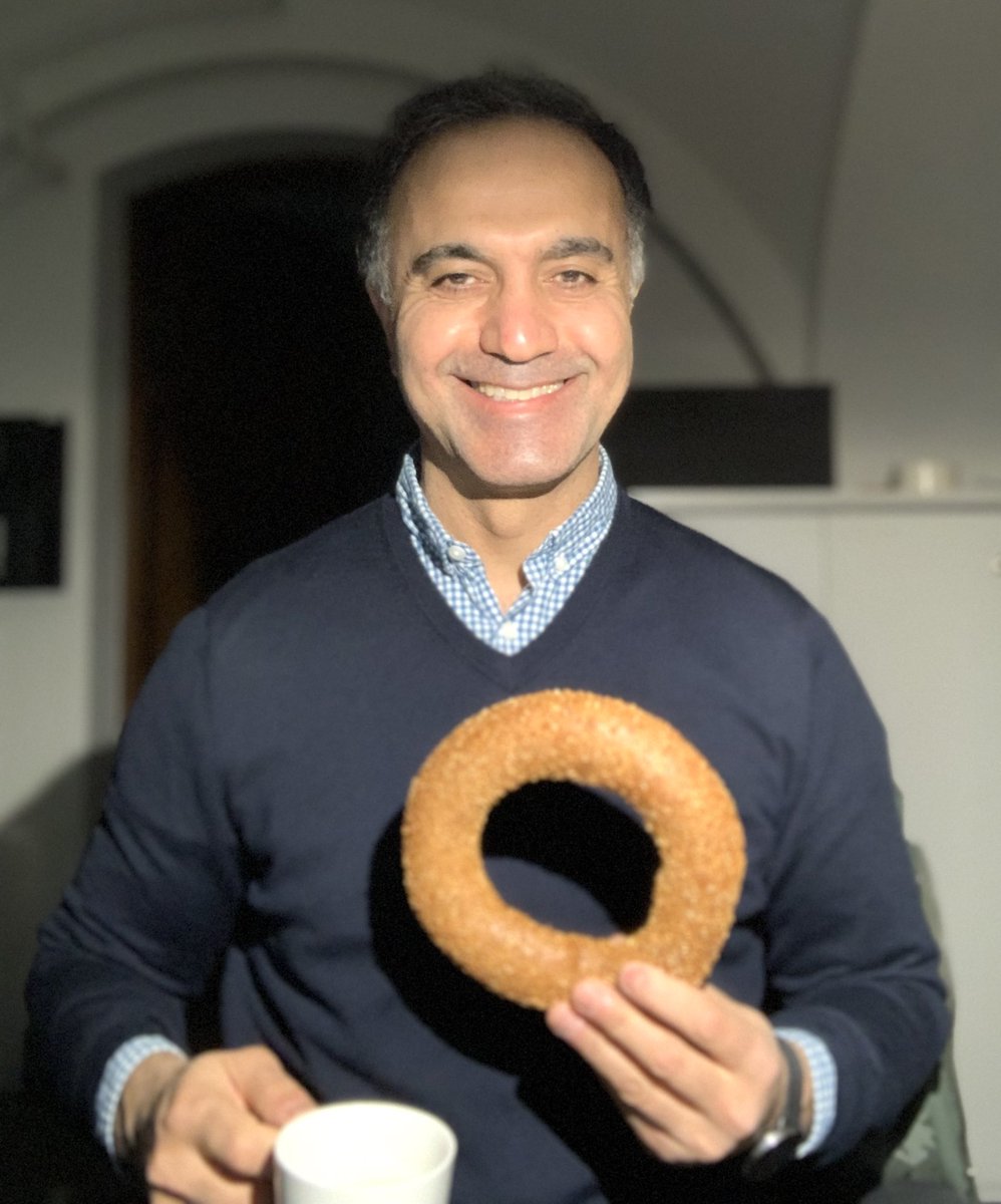 Explorerr_m's tweet photo. Günaydın☕️Kaptım simiti geldim ofise. Burda simit sarayı yok, ama meşhurdur simit buralarda. Sağolsun fırıncılarımız #birsimit 😊☕️ https://t.co/gjCGcxGJOu
