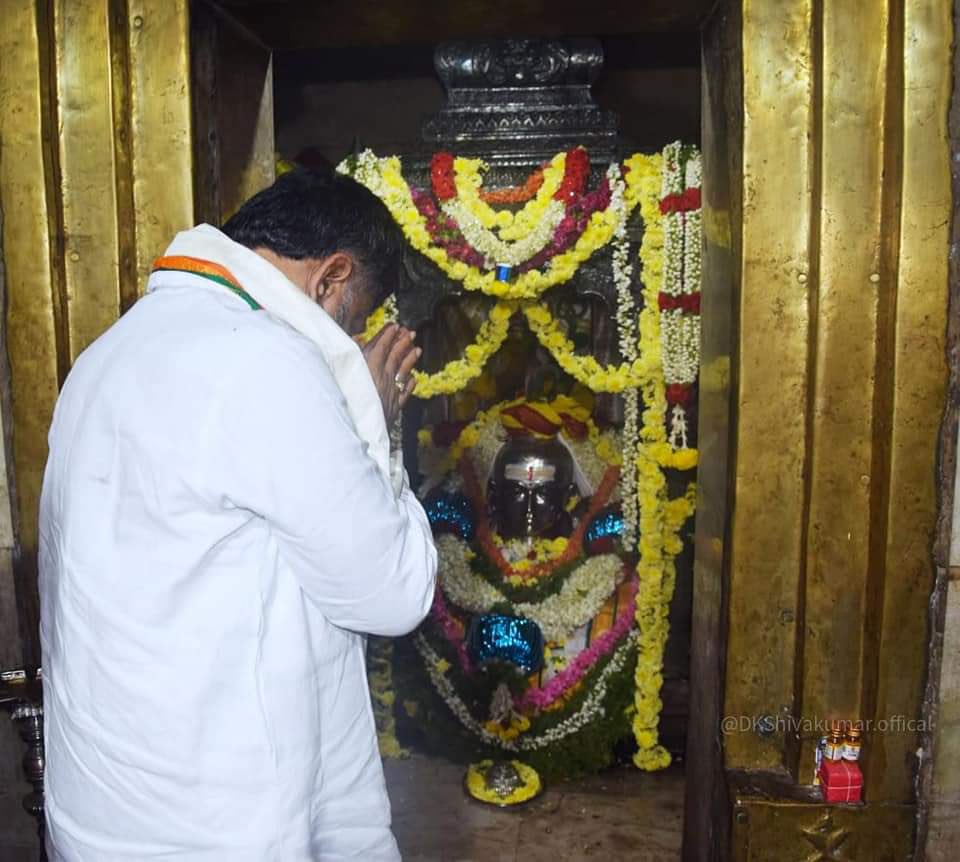D K Shivakumar, President, KPCC (@kpccpresident) on Twitter photo ವಿಧಾನಸಭೆ ವಿರೋಧ ಪಕ್ಷದ ನಾಯಕರಾದ <a href="/siddaramaiah/">Siddaramaiah</a> ಅವರೊಂದಿಗೆ ಚಾಮರಾಜನಗರದ ಚಾಮರಾಜೇಶ್ವರ ದೇಗುಲದಲ್ಲಿ ಪೂಜೆ ನೆರವೇರಿಸಲಾಯಿತು. ಈ ಸಂದರ್ಭದಲ್ಲಿ ಕೆಪಿಸಿಸಿ ಕಾರ್ಯಾಧ್ಯಕ್ಷರಾದ <a href="/Rdhruvanarayan/">Rangaswamy Dhruvanarayana</a> ಸೇರಿದಂತೆ ಹಲವರು ಉಪಸ್ಥಿತರಿದ್ದರು. ವಿಧಾನಸಭೆ ವಿರೋಧ ಪಕ್ಷದ ನಾಯಕರಾದ <a href="/siddaramaiah/">Siddaramaiah</a> ಅವರೊಂದಿಗೆ ಚಾಮರಾಜನಗರದ ಚಾಮರಾಜೇಶ್ವರ ದೇಗುಲದಲ್ಲಿ ಪೂಜೆ ನೆರವೇರಿಸಲಾಯಿತು. ಈ ಸಂದರ್ಭದಲ್ಲಿ ಕೆಪಿಸಿಸಿ ಕಾರ್ಯಾಧ್ಯಕ್ಷರಾದ <a href="/Rdhruvanarayan/">Rangaswamy Dhruvanarayana</a> ಸೇರಿದಂತೆ ಹಲವರು ಉಪಸ್ಥಿತರಿದ್ದರು.