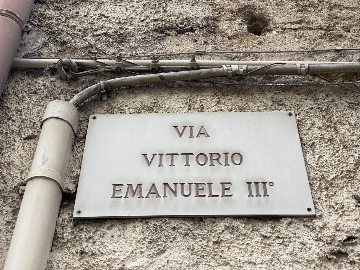 Fondamentale per l’affermazione del fascismo, nelle guerre coloniali, nella promulgazione delle leggi razziali e nell’entrata in guerra. Ma davvero nel 2022 abbiamo ancora scuole e vie delle nostre città intitolate a questo delinquente?