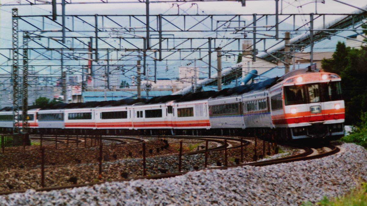 圧巻の183系12両のフラノエクスプレス 中間にはキハ183-100が向き合い