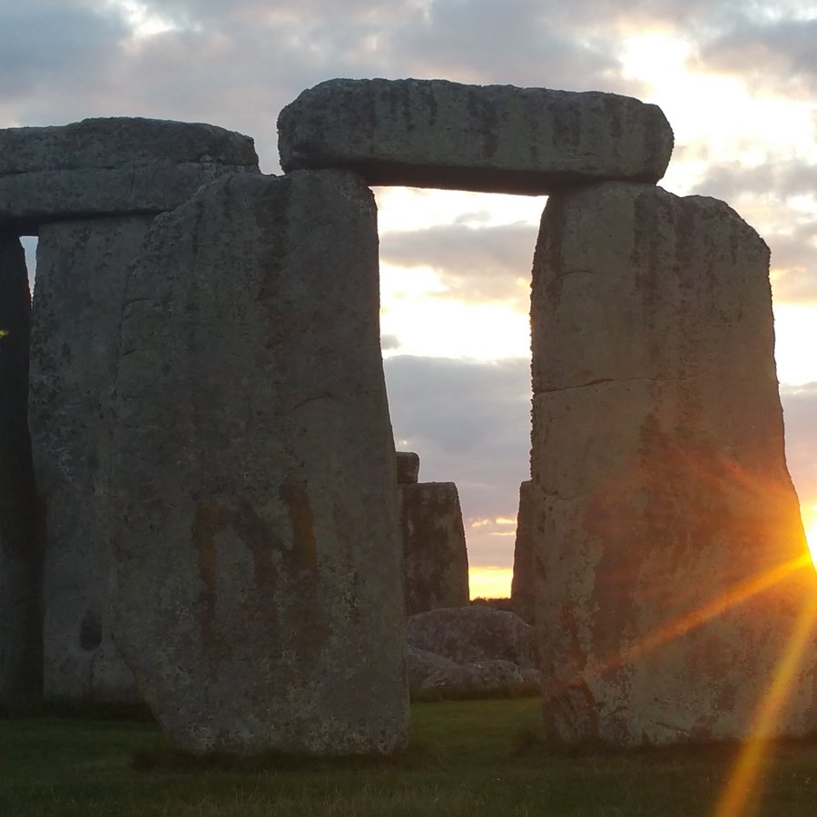 Sunrise at Stonehenge today (3rd January) was at 8.10am, sunset is at 4.12pm 🌥️