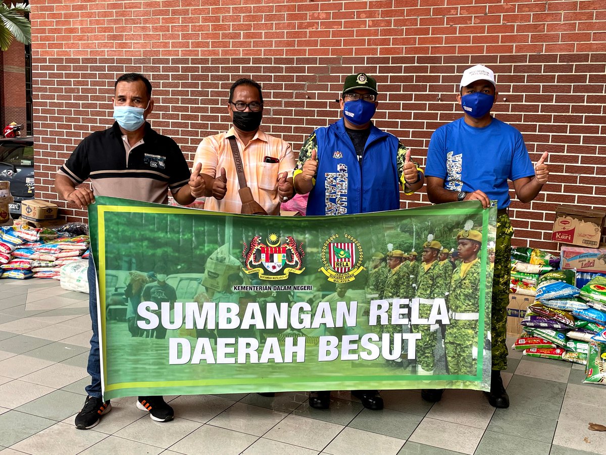 31122021 - Sebelum bertolak ke Mentakab sempat menghadiri program bersama YAB PM dan menerima bantuan RELA Daerah Besut. #setiaberbakti <a href="/relamalaysia/">RELA Malaysia</a> <a href="/KDNPUTRAJAYA/">KDN🇲🇾</a> @RELA_Terengganu <a href="/wandahlan/">Wan Ahmad Dahlan</a> <a href="/yahyakgc/">Yahya Sulaiman</a>