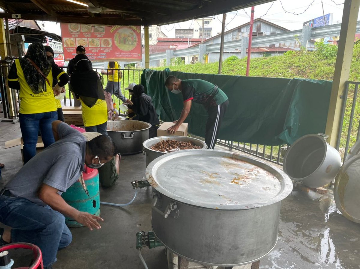 02022022 - Pelancaran program sumbangan nasi briyani kambing dan ayam resepi Johor kpd 1500 penduduk Hulu Langat oleh Pegawai dan staff <a href="/ALARM_Malaysia/">ALARM</a> , Dato' Zaidon ex KP RELA &amp; RELA BIKERS, Team <a href="/relaselangor/">RELA Negeri Selangor</a> dan Persatuan Peguam Muda. #setiaberbakti <a href="/relamalaysia/">relamalaysia</a>