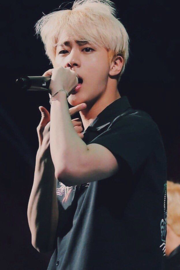 oldjinpics's tweet photo. This Seokjin deserve to be on your tl https://t.co/mDpUp47Tgi