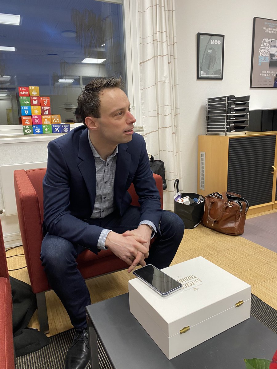 Mads Brandsen (@brandsen) on Twitter photo Er i dag med <a href="/anderswolf/">Anders Wolf Andresen</a> på første arbejdsdag som borgmester i Hvidovre. Den første ikke-socialdemokrat i 96 år og nok også den bredeste konstituering nærmest lige så længe. #kompoldk Er i dag med <a href="/anderswolf/">Anders Wolf Andresen</a> på første arbejdsdag som borgmester i Hvidovre. Den første ikke-socialdemokrat i 96 år og nok også den bredeste konstituering nærmest lige så længe. #kompoldk