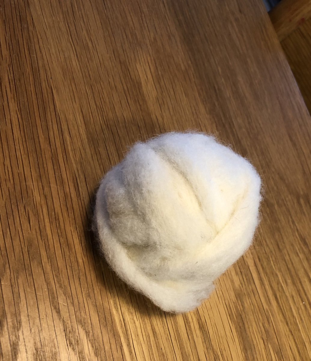 Deloris2306's tweet photo. 娘たちにとても促されて、2体目のウォルドルフ人形作りに着手しました。
この羊毛の塊が最終的にお人形さんになります。道は長いけれどがんばります_(┐「ε:)_

#ウォルドルフ人形　#裁縫　#手作り人形 https://t.co/1MoYByqINs