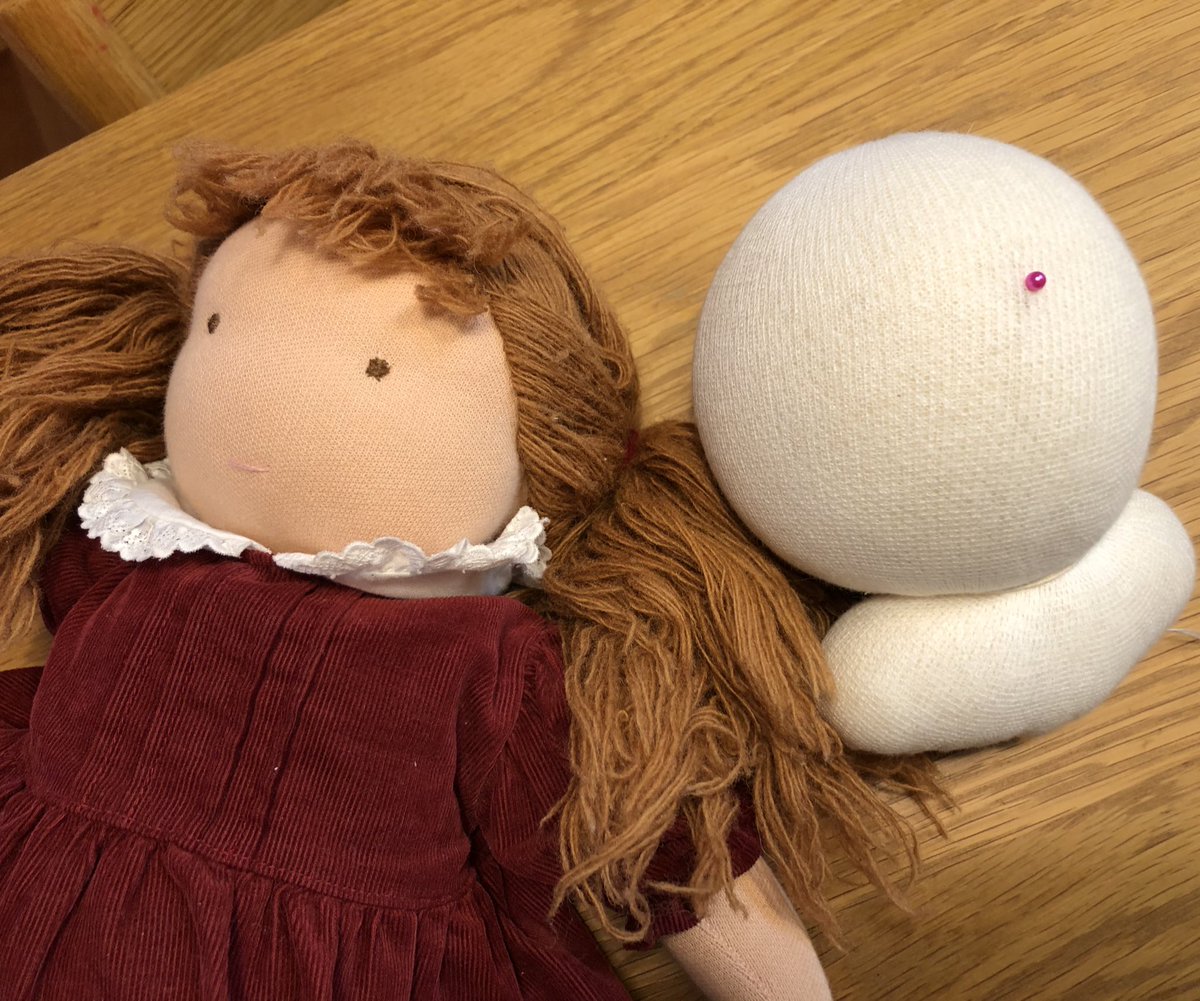Deloris2306's tweet photo. 娘たちにとても促されて、2体目のウォルドルフ人形作りに着手しました。
この羊毛の塊が最終的にお人形さんになります。道は長いけれどがんばります_(┐「ε:)_

#ウォルドルフ人形　#裁縫　#手作り人形 https://t.co/1MoYByqINs