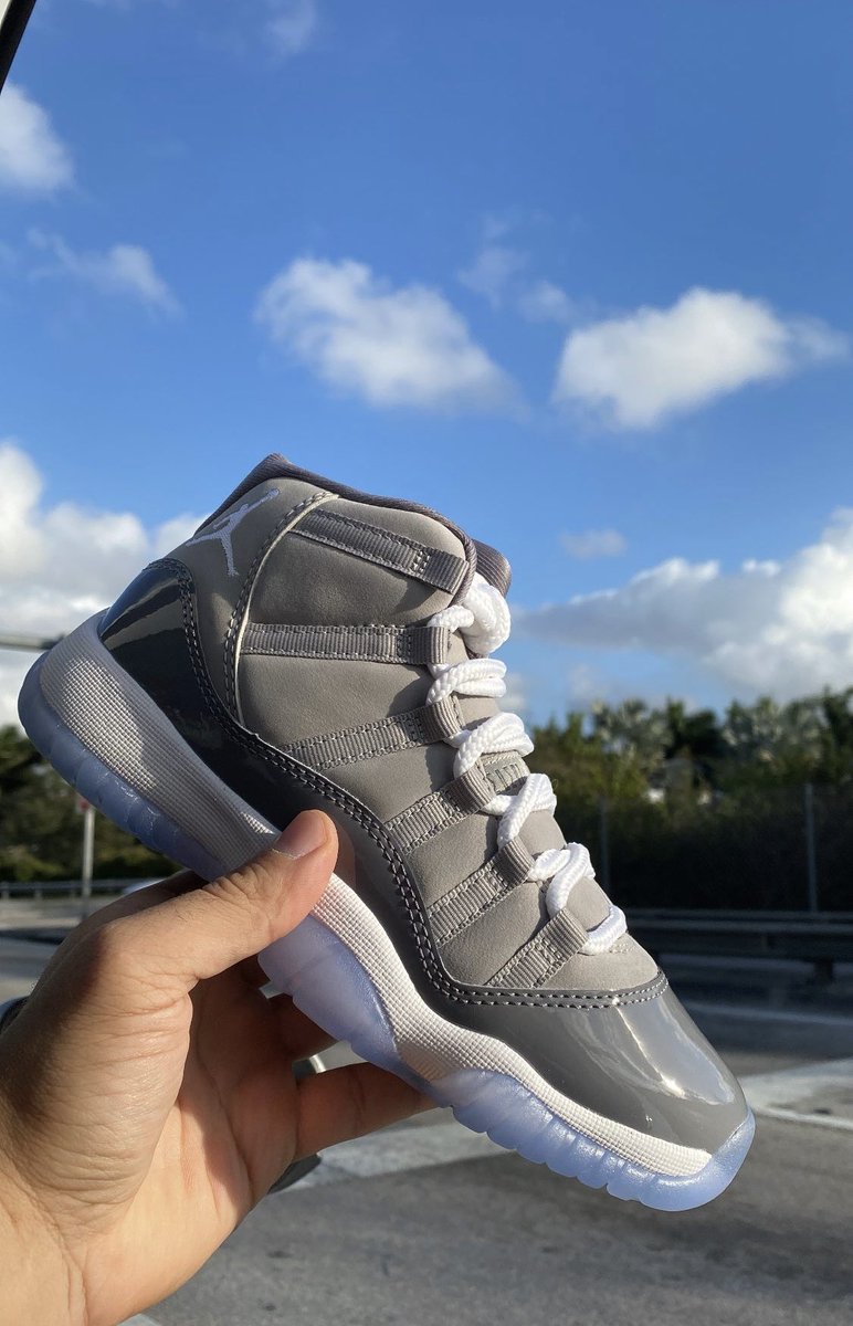 Frvckthedon's tweet photo. Size 4 in hand https://t.co/tFg1oRKYz5