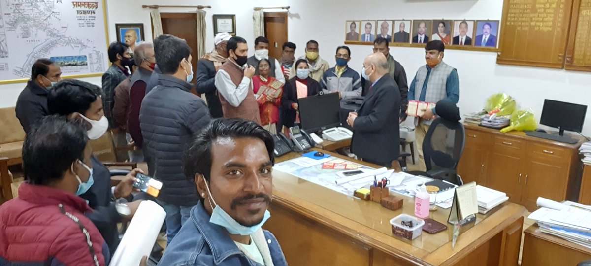 नरमू के पदाधिकारियों व कार्यकर्ताओं ने दी मण्डल रेल प्रबंधक श्री आशुतोष पंत जी को नव वर्ष 2022 की बधाई।
<a href="/drm_drmizn/">Izzatnagar_DRM</a> <a href="/basantchaturve9/">Basant Chaturvedi</a>