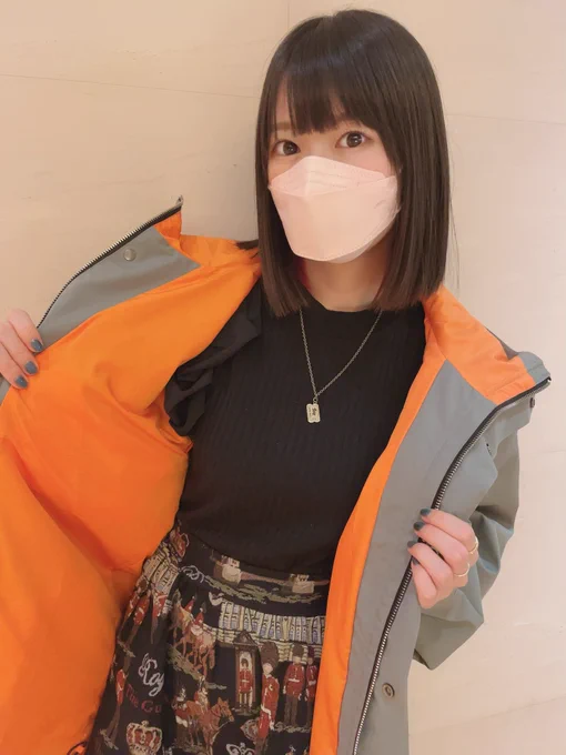マウンテンパーカー:カーキ×みかん色🍊
ネックレス:アンティークゴールド🐶🎟
(カーキは写真だとメインの色がグレーっぽくも見えますが、かなりアッシュなカーキです)

https://t.co/kU8QqGGc0h 