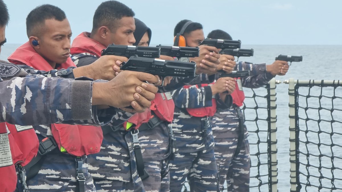 Puspen_TNI's tweet photo. Di awal tahun 2022, KRI Raden Eddy Martadinata-331 (KRI REM-331) menggelar Latihan Penembakan Artileri dengan tema Naval Artillery Day 2022 di Perairan Laut Jawa.
#tni #tnial #KRIREM331 #NavalArtilleryDay2022 https://t.co/7vXXzHaEsj