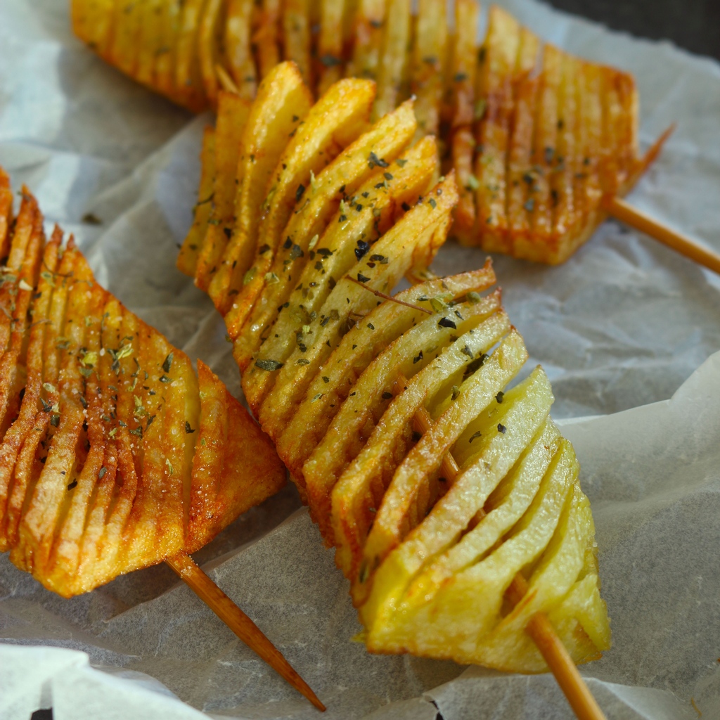 findrcpes's tweet photo. They’re beautiful and delicious in all shapes and sizes, but you gotta love these accordion potato skewers! Try it out yourself on RCPE!

#MeatlessMonday#potatoes #sidedish #potatorecipe
#appetizers #appetizerideas https://t.co/xNHsKF7gfa