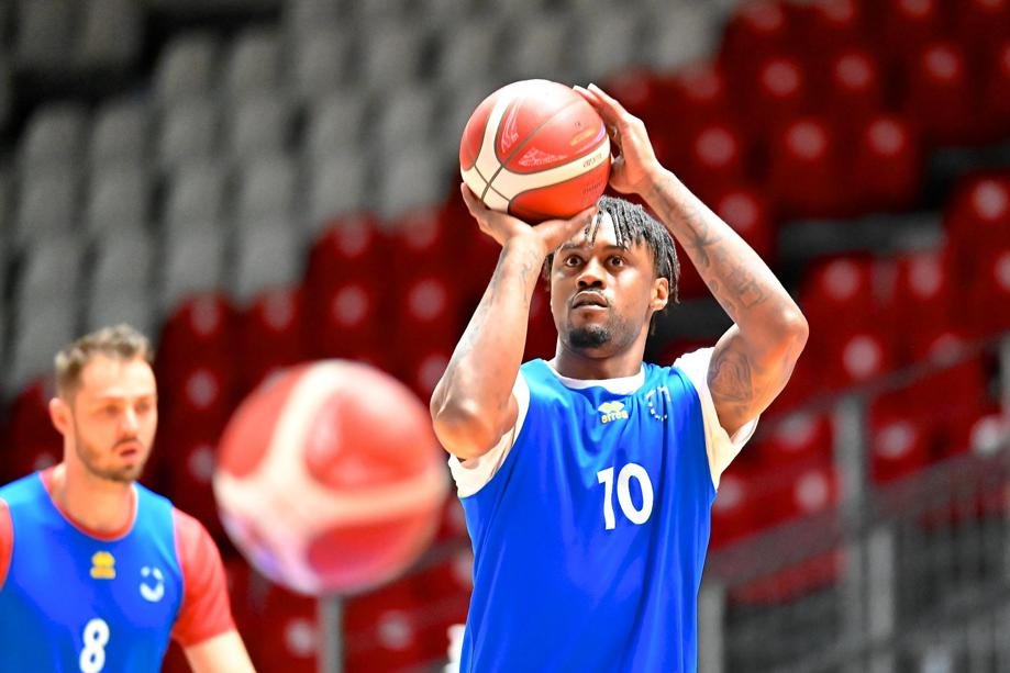 Arrivé hier à Caen, Martins Igbanu a découvert ses nouveaux coéquipiers à l'occasion de l'entraînement d'hier après-midi. Une séance dirigée par Eric Béchaud, Fabrice Courcier étant encore à l'isolement. <a href="/CaenBC14/">Caen Basket Calvados</a> Photo : <a href="/MGSP14/">MGSP</a>