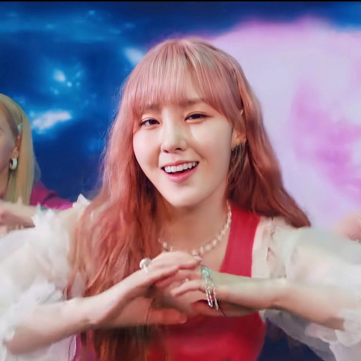chaehyunpic's tweet photo. she's here 💓 https://t.co/qgNT9m24Dp