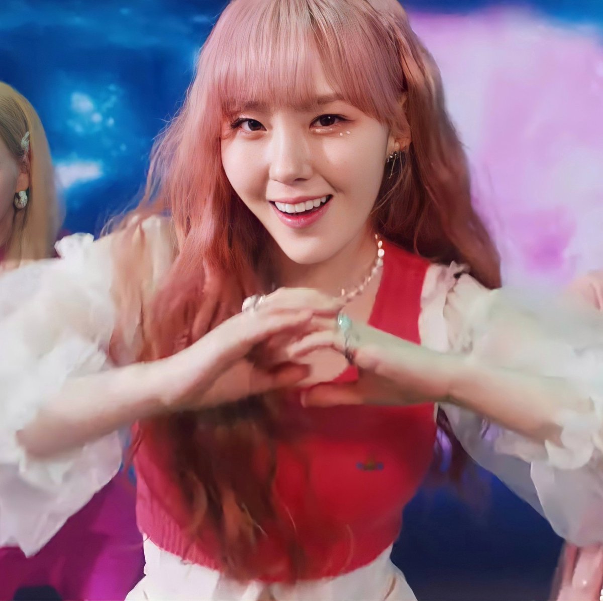 chaehyunpic's tweet photo. she's here 💓 https://t.co/qgNT9m24Dp