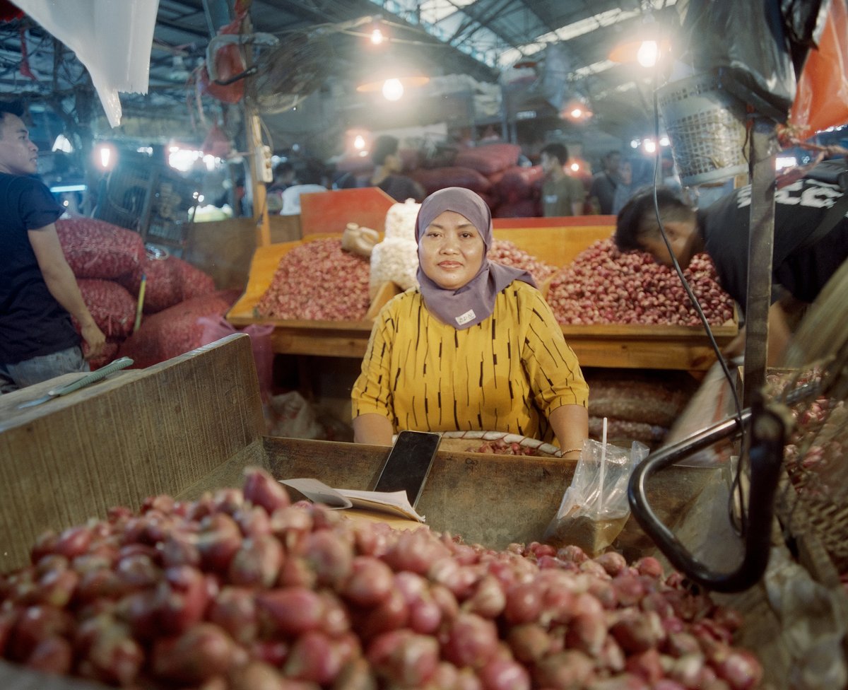 A new assignment with #film and a medium format #mamiyarz67 camera.
WORKERS 
Shot in #jakarta , #indonesia