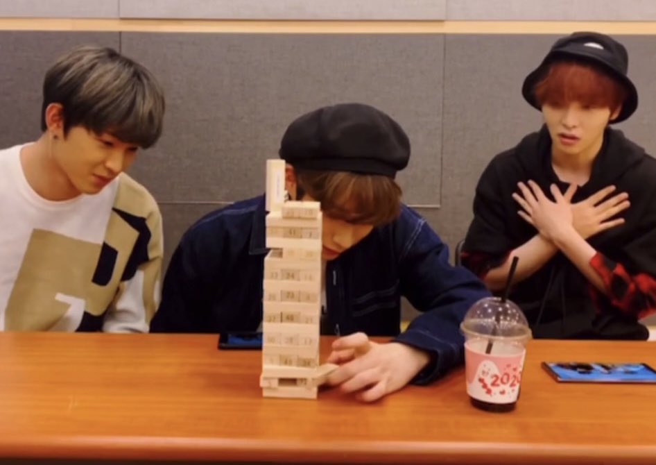 Garlicgoodbear's tweet photo. 개인적으로 가장 ??? 했던 원어스 모먼트 top 2

1. 얌전히 들려있던 컵아이스크립 뒤집어보라고 하는 환웅이와 순순히 그 말을 또 들어서 (???) 아이스크림 다 흘린 서호
2. ??? 하는 도야랑 서호를 배경음으로 둔 채 꿋꿋이 젠가 사이드블록 두 개 남은 거 중 하나를 빼서 탑 무너뜨린 시온 https://t.co/jGffbJEUOh