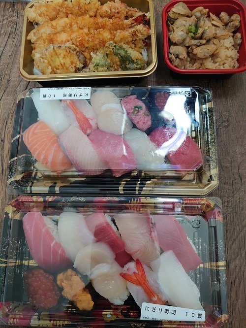 今年も角上に行きました！今年はピザは食べませんでしたが御節とお餅です！角上かなり絶品です！近所の行きつけのスーパーなんてここぞとばかりにいつも以上の値段にしていてがっかりしました！（そこでは年