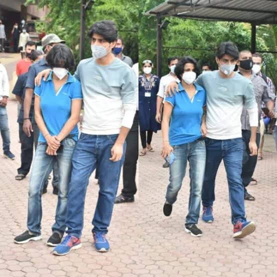 Annforever's tweet photo. Who walk with woman like that .
#JusticeForSushantSinghRajput https://t.co/VNRWIPvJ7D