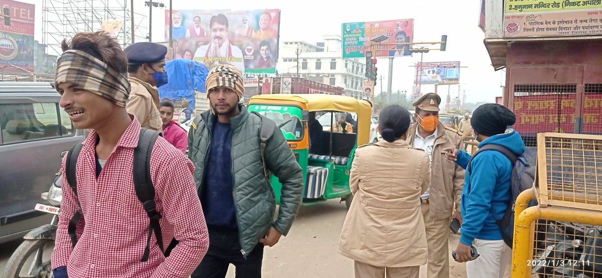 आज दिनांक 3 जनवरी 2022 को सोमवारी जाम के दृष्टिगत पुलिस अधीक्षक यातायात महोदय द्वारा सभी चौराहों पर भ्रमणशील रहकर यातायात के शुभम  संचालन हेतु निर्देश दिया गया
<a href="/AdgGkr/">ADG ZONE Gorakhpur</a> 
<a href="/diggorakhpur/">DIG Range Gorakhpur</a> 
<a href="/IPS_VipinTada/">SSP GORAKHPUR</a> 
<a href="/InduprabhaSing5/">Indu prabha Singh</a> 
<a href="/gorakhpurpolice/">Gorakhpur Police</a>