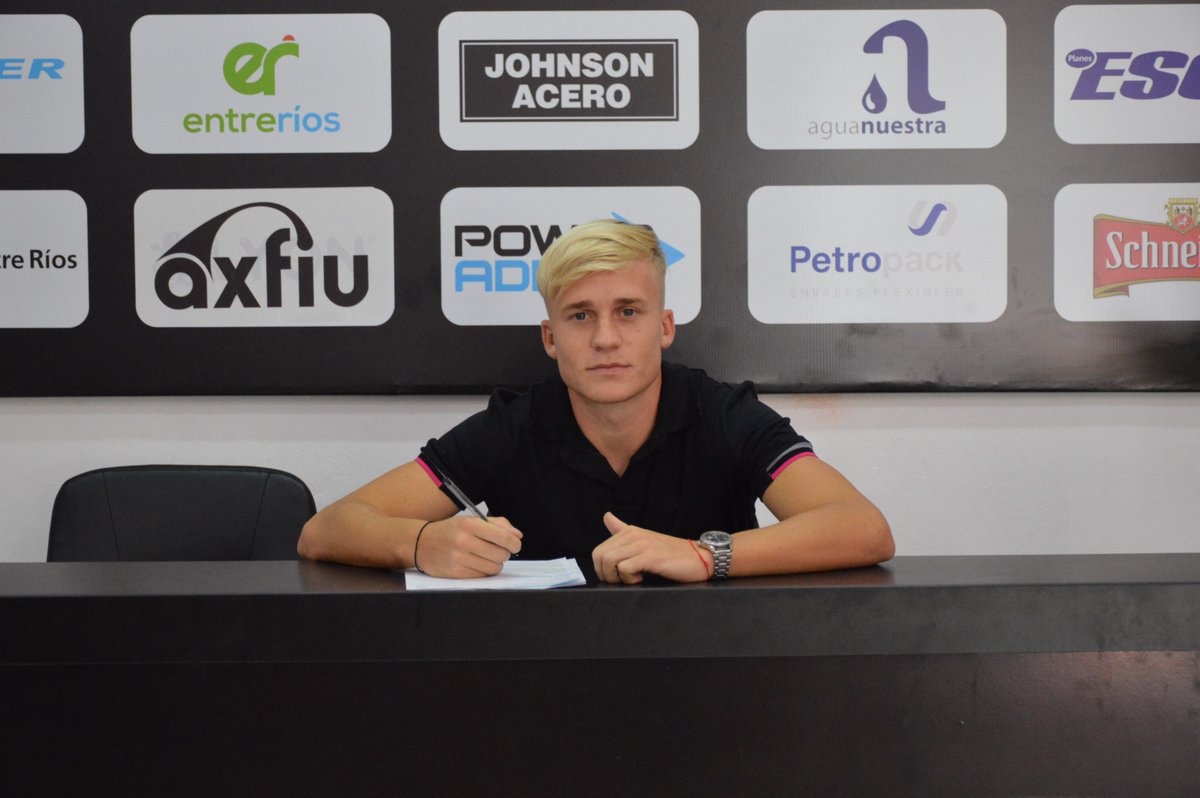 ClubPatronatoOf's tweet photo. ⚽️ #FútbolProfesional | ✍️🏾 Primer contrato profesional para @pablohofstetter 

El volante central de 21 años, surgido de las divisiones inferiores, firmó su vínculo con la institución hasta diciembre de 2023. 👏🏾

#VamosPatrón 🔴⚫️💪🏾 https://t.co/CYifTgkPIj