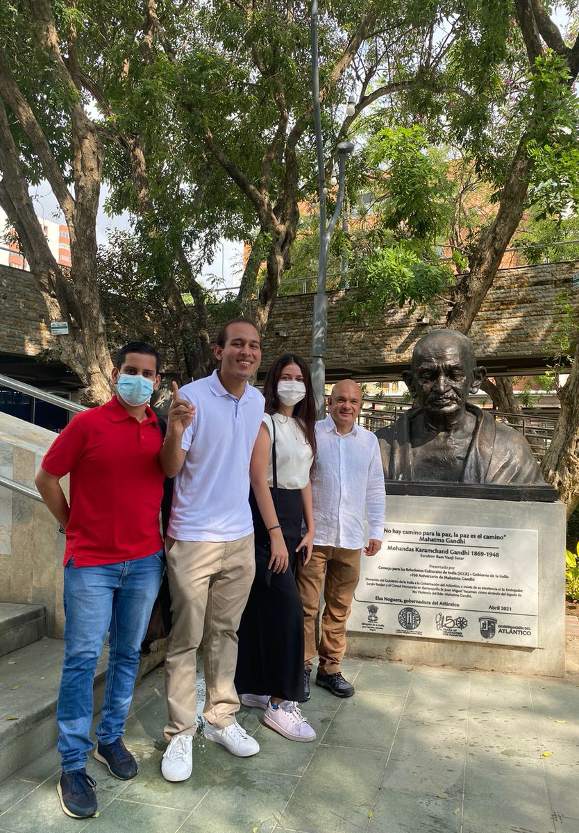 marlagutierreza's tweet photo. Grata visita en Barranquilla del senador @IvanAgudeloZ, él aspira a reelegirse en el congreso (L-05) y estuvimos conversando sobre los retos del departamento en materias tecnológicas, nos acompañó Uriel Ávila, candidato joven a la cámara del Atlántico https://t.co/a7CELFg8RY