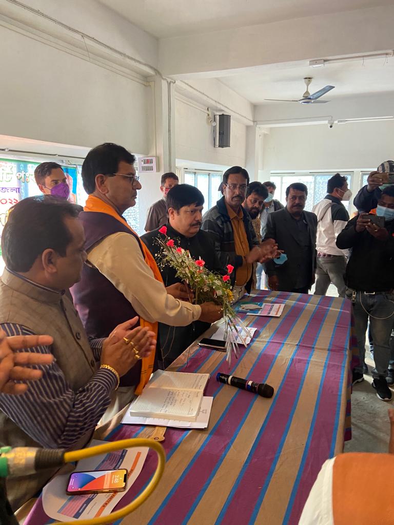 ArjunsinghWB's tweet photo. नगरपालिका चुनाव की तैयारियों के सिलसिले में आज उत्तर 24 परगना जिले के बनगाँव का दौरा किया। @BJP4Bengal कर्मियों के साथ कैरम खेला, फिर एक समीक्षा बैठक भी की।
इस दौरान बनगाँव जिला के अध्यक्ष रामपदो दास, बनगाँव दक्षिण के विधायक स्वपन मजूमदार समेत सैकड़ों साथियों ने हिस्सा लिया। https://t.co/Whcee3NmQG